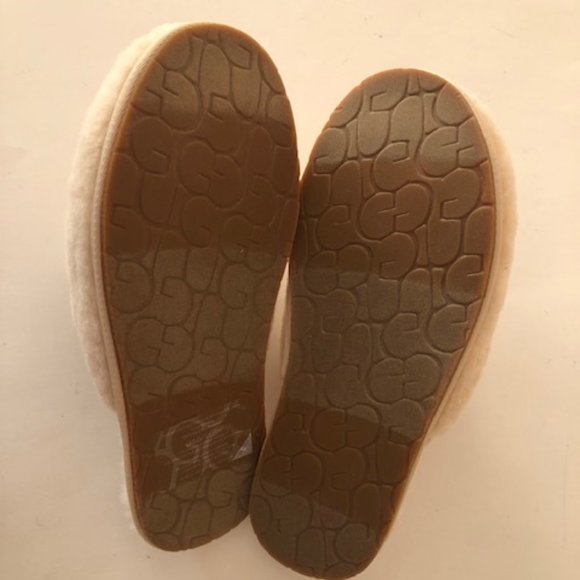 UGG Fluffette Slipper. Size: 7, 8, 9, 10 - Picture 11 of 12